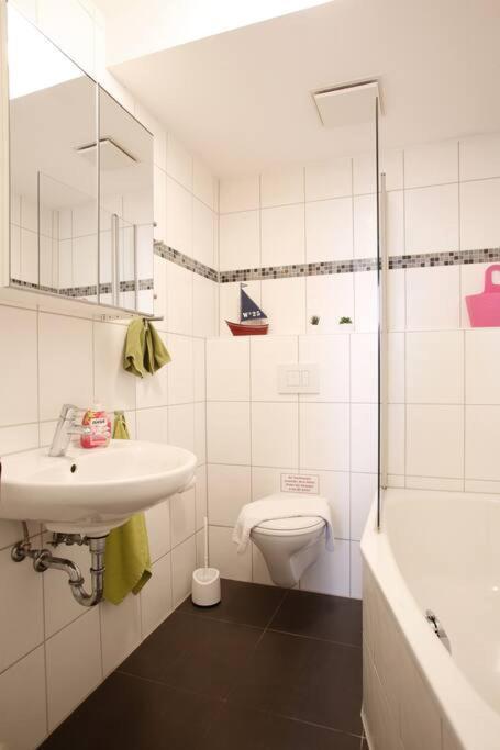 Sunny Apartment At Rostock - Pink Exterior foto